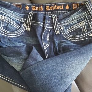 Cute dark washed jeans. Excellent condition😊